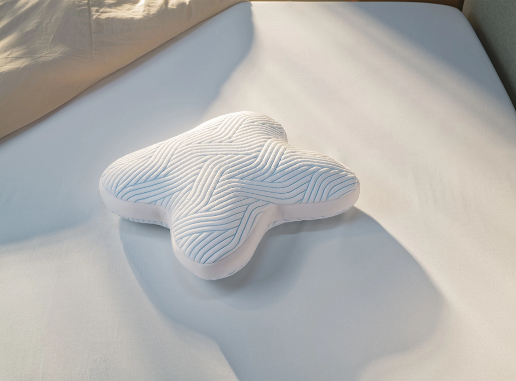 Oreiller Tempur Ombracio SmartCool posé sur un lit