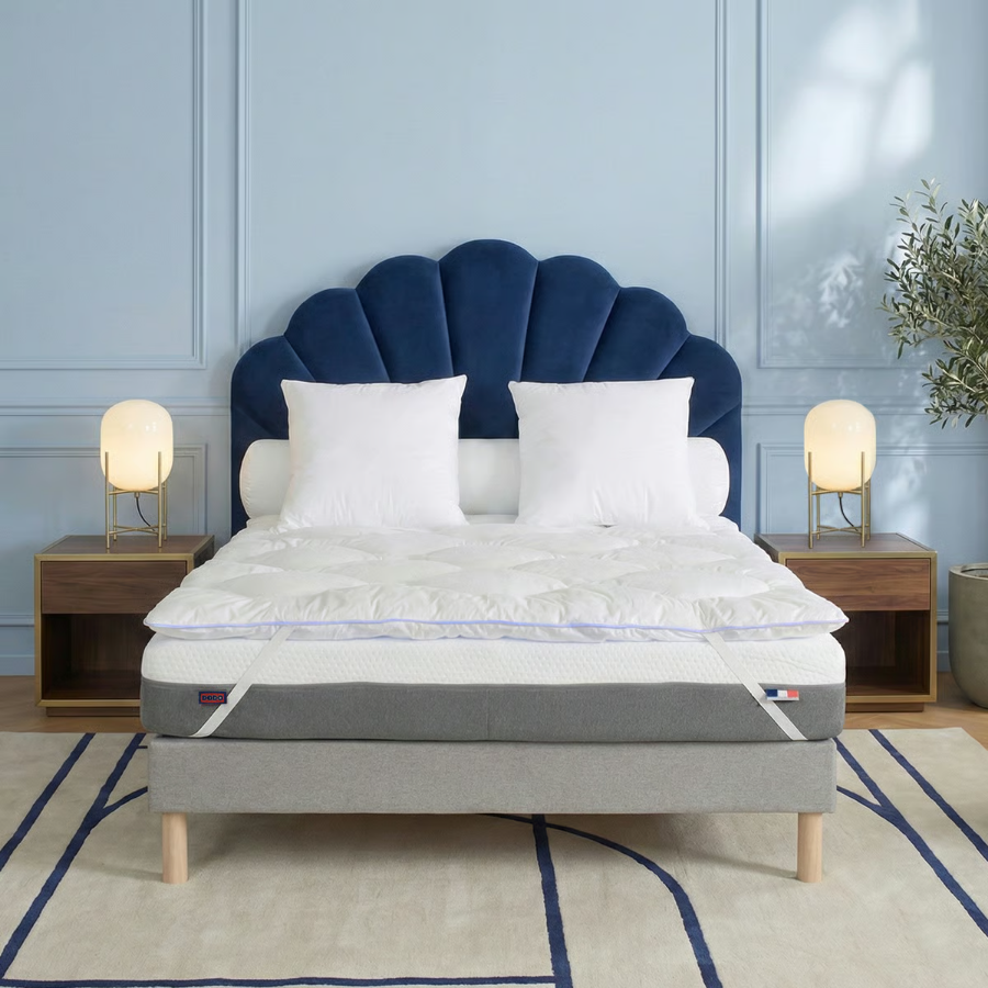 Surmatelas Dodo Effet Fraîcheur Réversible sur un lit, autre angle