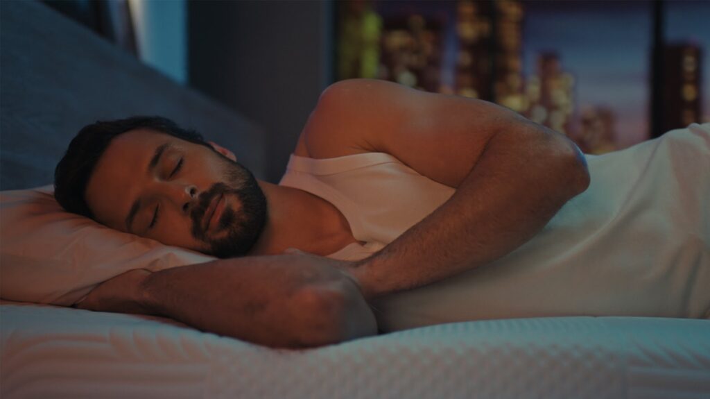 Homme endormi sur un matelas Emma Performance