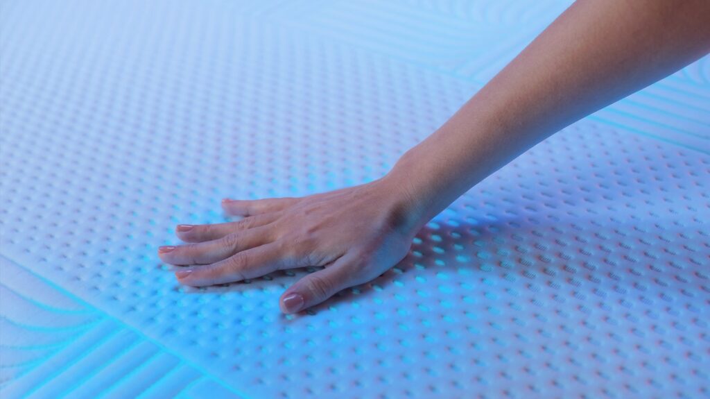 Grille de gel AirGrid Tech des matelas Emma Performance sous une main