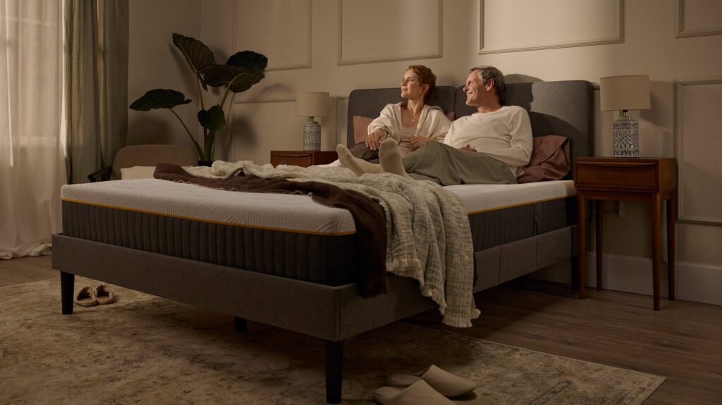 Couple assis sur le matelas Emma Original Pro dans une chambre