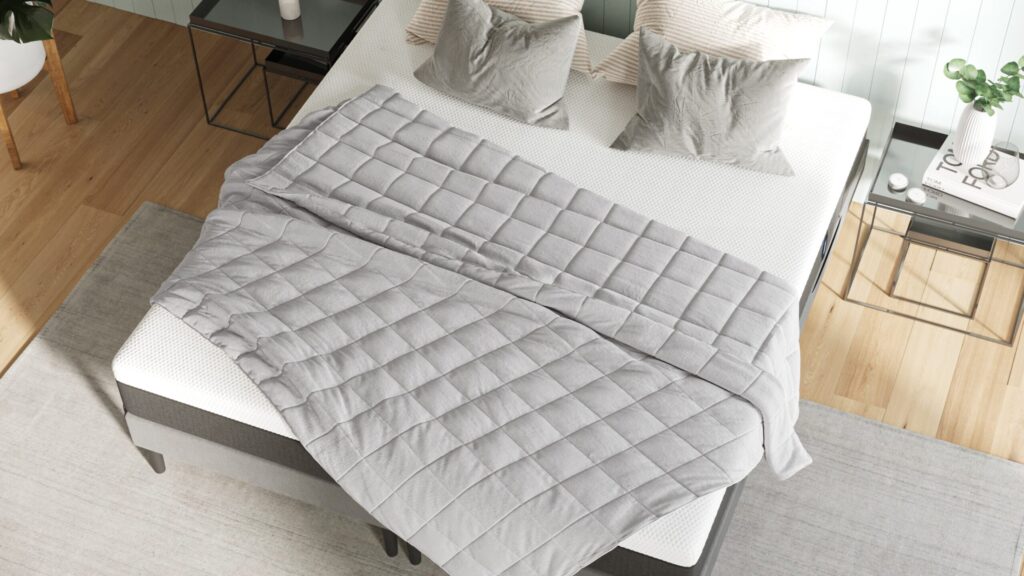 Couverture Lestée Emma dépliée sur un lit, vue de dessus