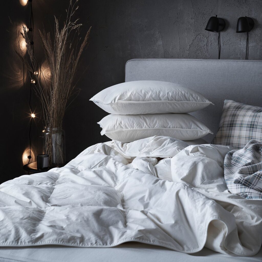 Couette IKEA FJÄLLBRÄCKA sur un lit avec oreillers et tête de lit