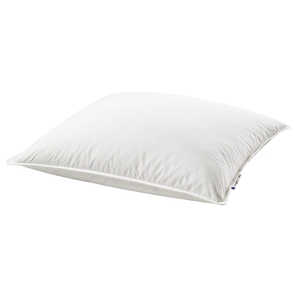 Oreiller IKEA GULKAVLE en duvet et plumes vu de trois quarts