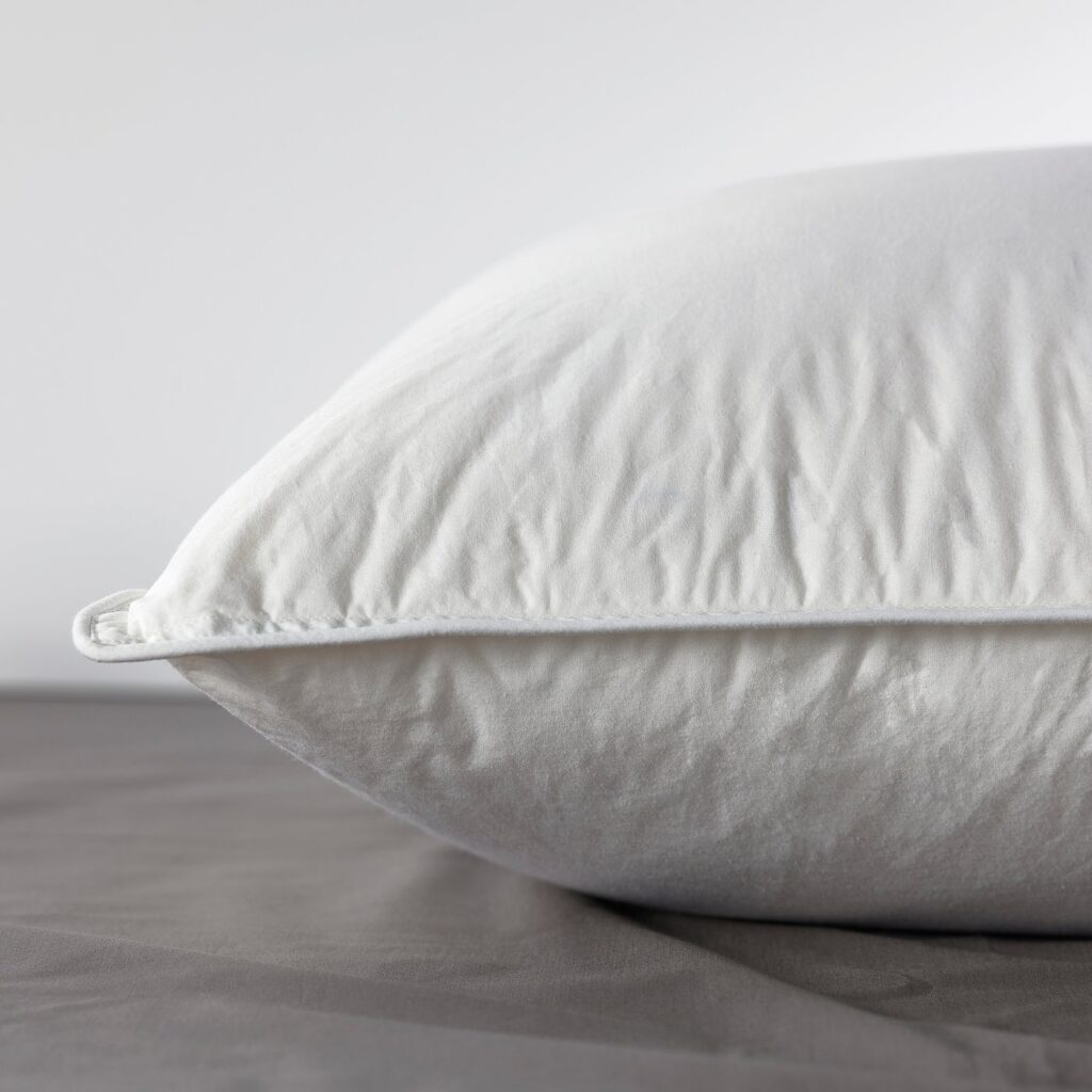 Détail de l'enveloppe en coton de l'oreiller IKEA GULKAVLE