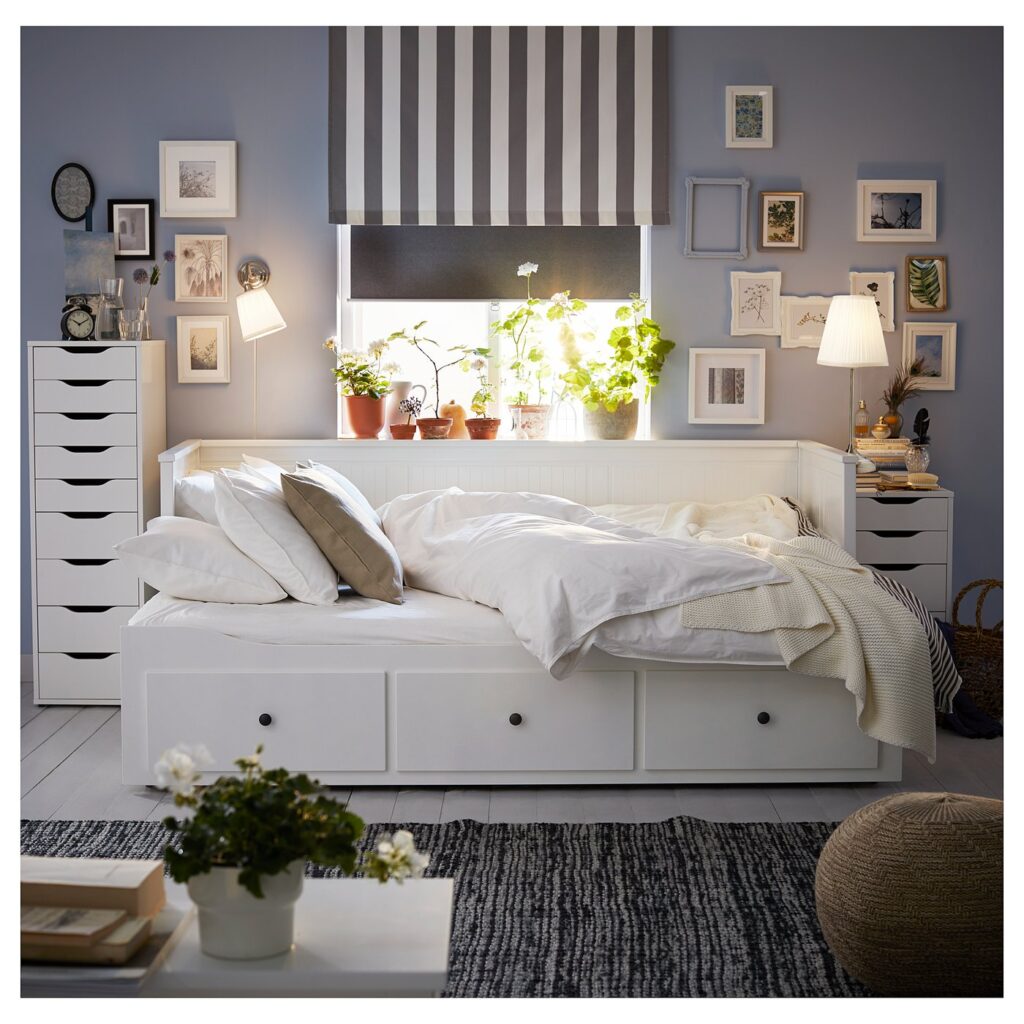Lit banquette IKEA HEMNES installé dans un salon