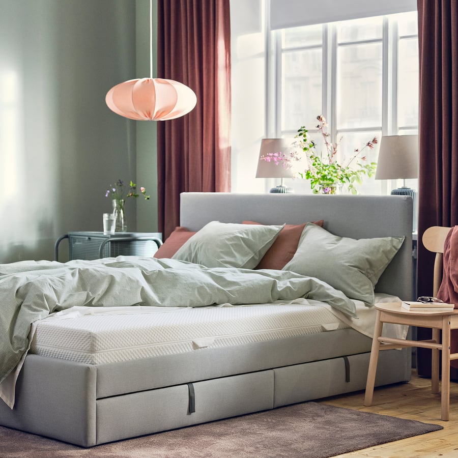 Matelas IKEA ÅBYGDA sur un lit gris dans une chambre