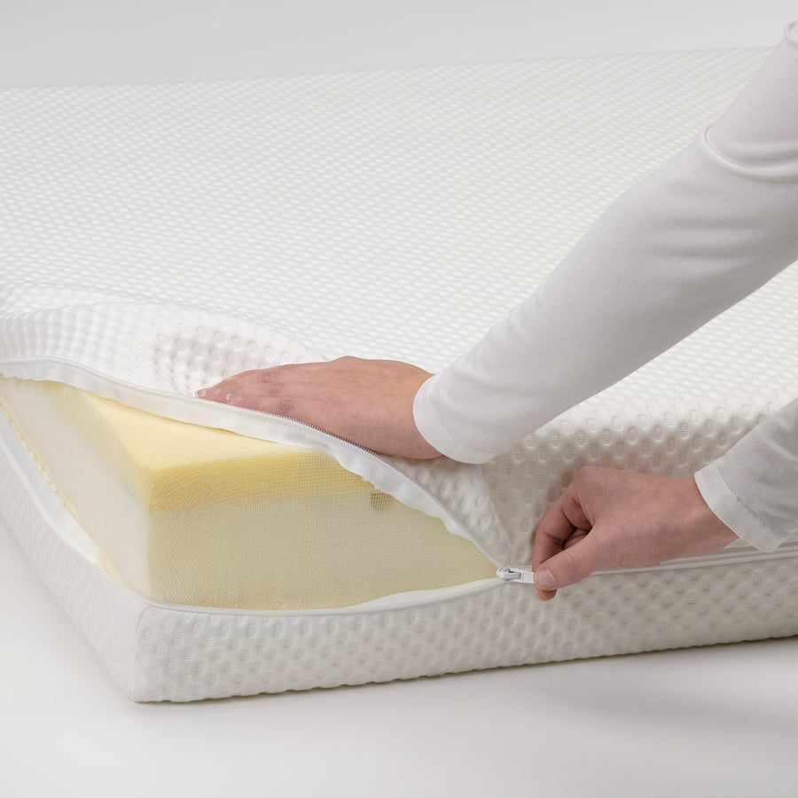 Housse du matelas IKEA ÅBYGDA ouverte sur la fermeture éclair