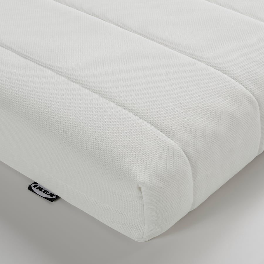 Matelas IKEA ÅFJÄLL, gros plan sur l'angle de la housse blanche