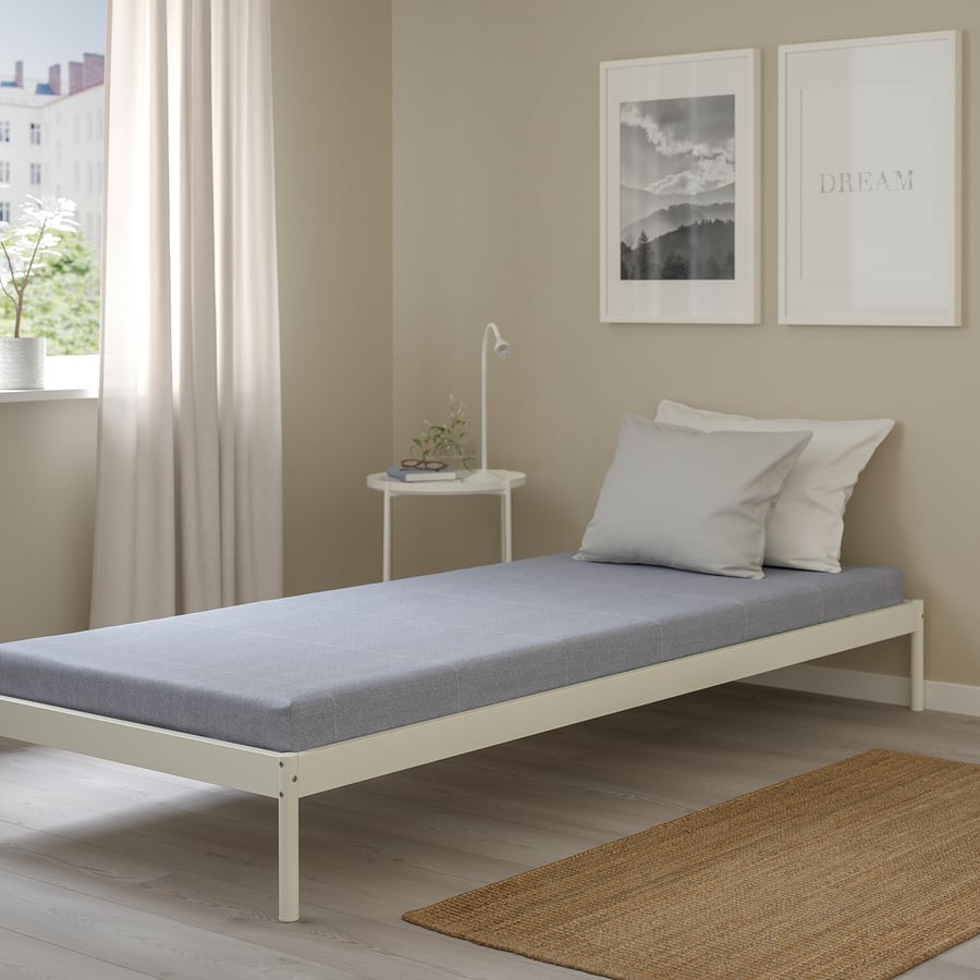 Matelas IKEA ÅGOTNES sur un lit une place dans une chambre claire