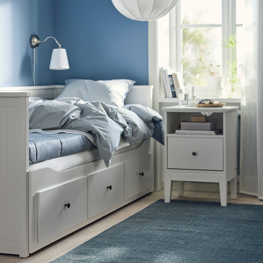 Matelas IKEA ÅGOTNES sur un lit banquette blanc dans une chambre bleue