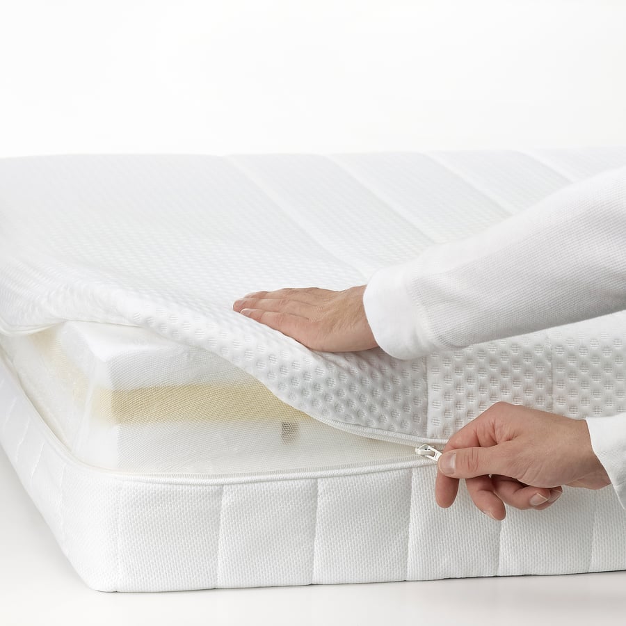 Housse du matelas IKEA ÅKREHAMN ouverte sur la fermeture éclair