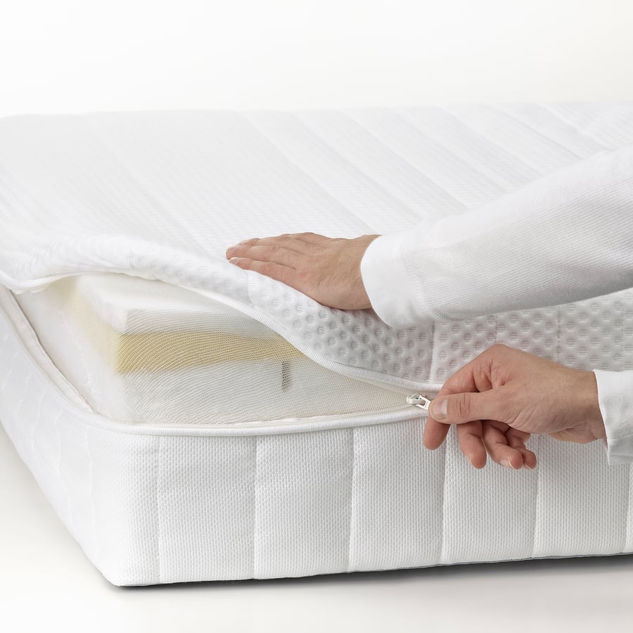 Housse du matelas IKEA ÅNNELAND ouverte sur la fermeture éclair
