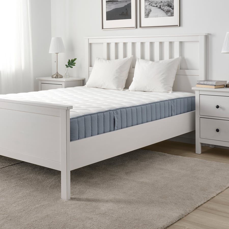 Matelas IKEA VÅGSTRANDA sur un lit blanc dans une chambre