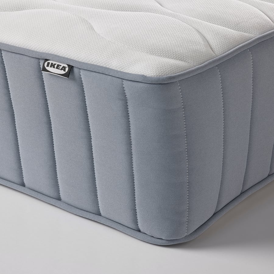 Matelas IKEA VÅGSTRANDA, gros plan sur l'angle et le coutil matelassé