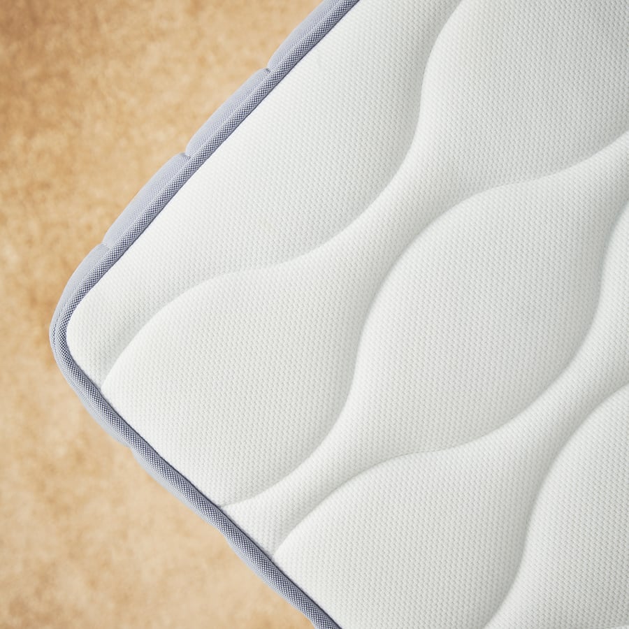 Matelas IKEA VÅGSTRANDA, gros plan sur le dessus matelassé ondulé