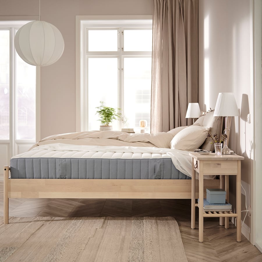 Matelas IKEA VALEVÅG sur un lit en bois clair dans une chambre