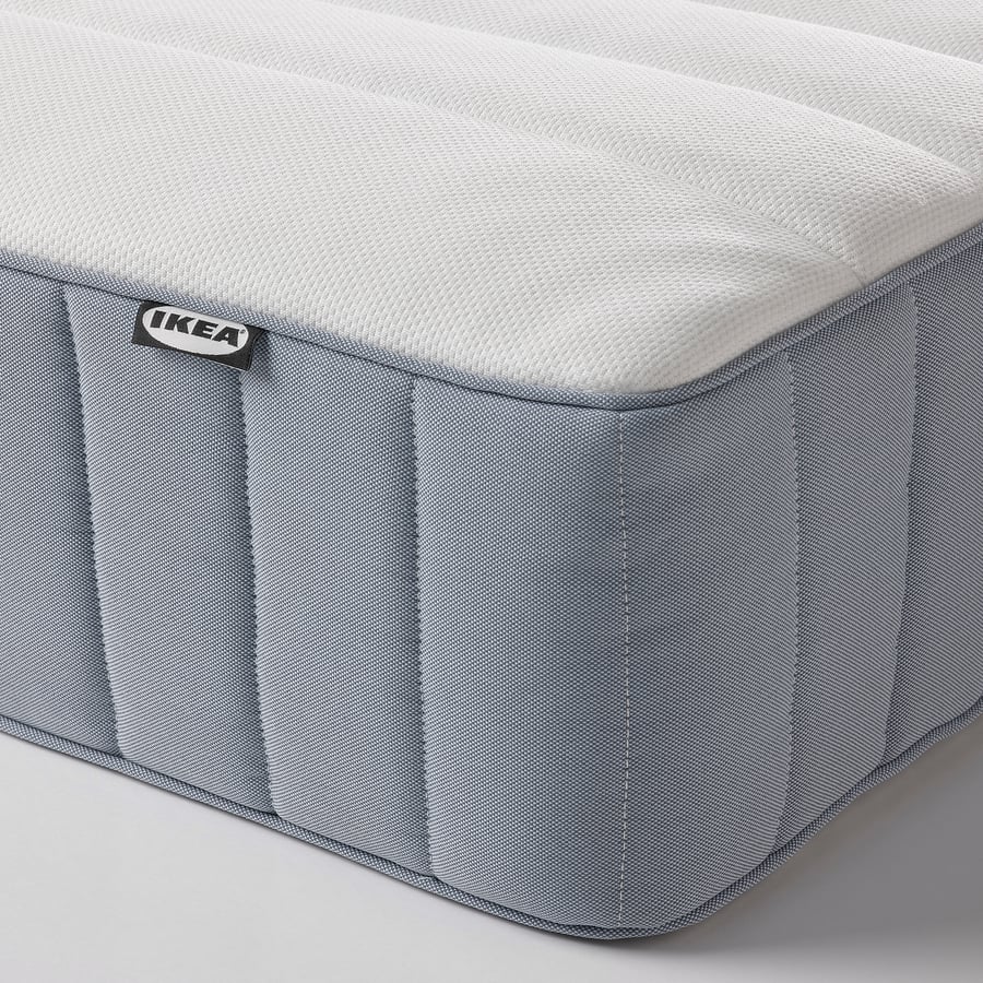 Matelas IKEA VALEVÅG, gros plan sur l'angle et le coutil matelassé