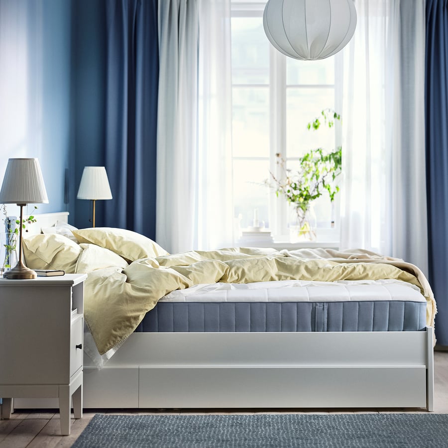 Matelas IKEA VESTERÖY sur un lit blanc dans une chambre lumineuse