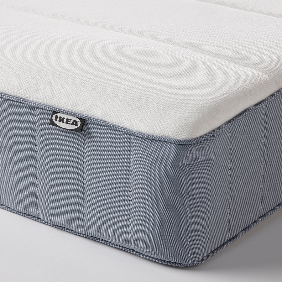 Matelas IKEA VESTERÖY, gros plan sur l'angle et le coutil matelassé