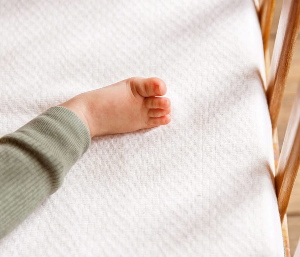Pied de bébé posé sur le matelas Kipli Bébé Essentiel
