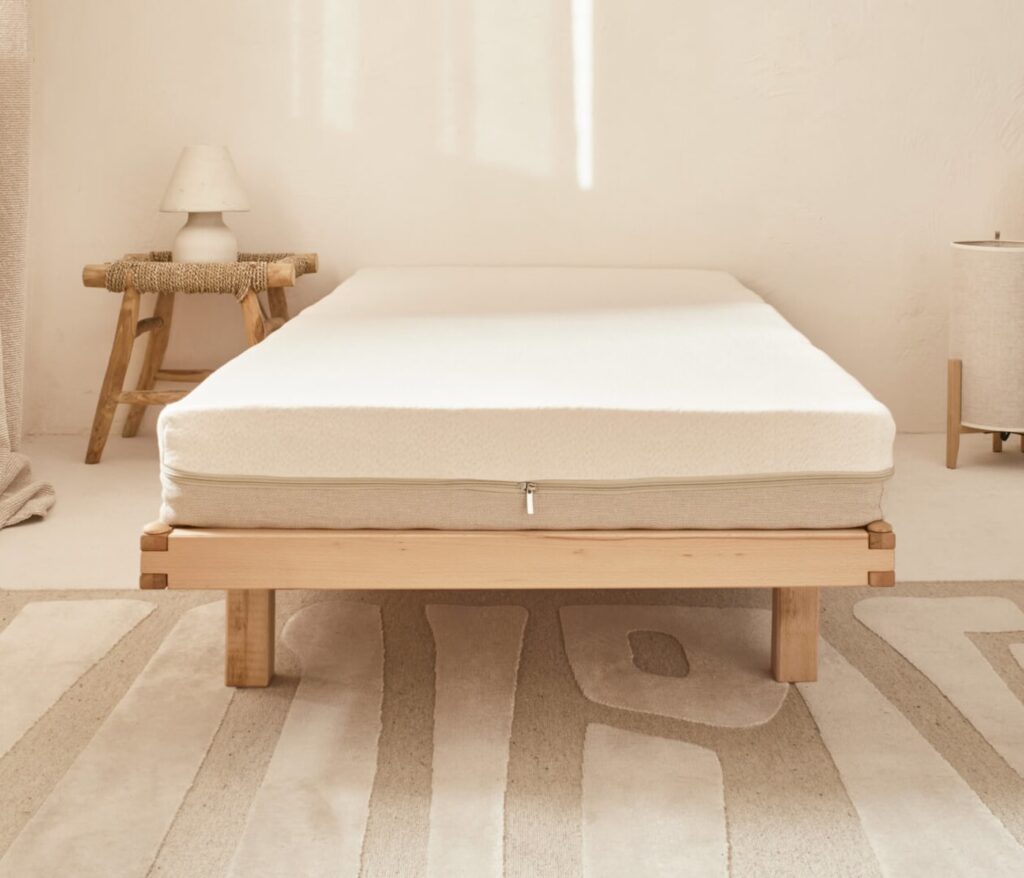 Matelas enfant Kipli Essentiel posé sur un lit en bois clair