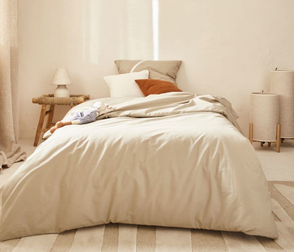 Lit garni du matelas Kipli Enfant Essentiel et de linge de lit beige