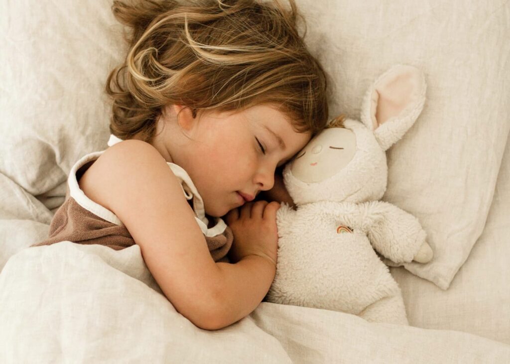 Enfant endormi avec sa peluche, photo d'ambiance Kipli
