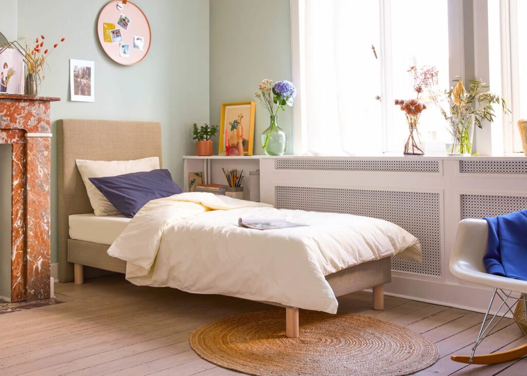 Lit enfant garni du matelas Kipli en latex naturel dans une chambre lumineuse