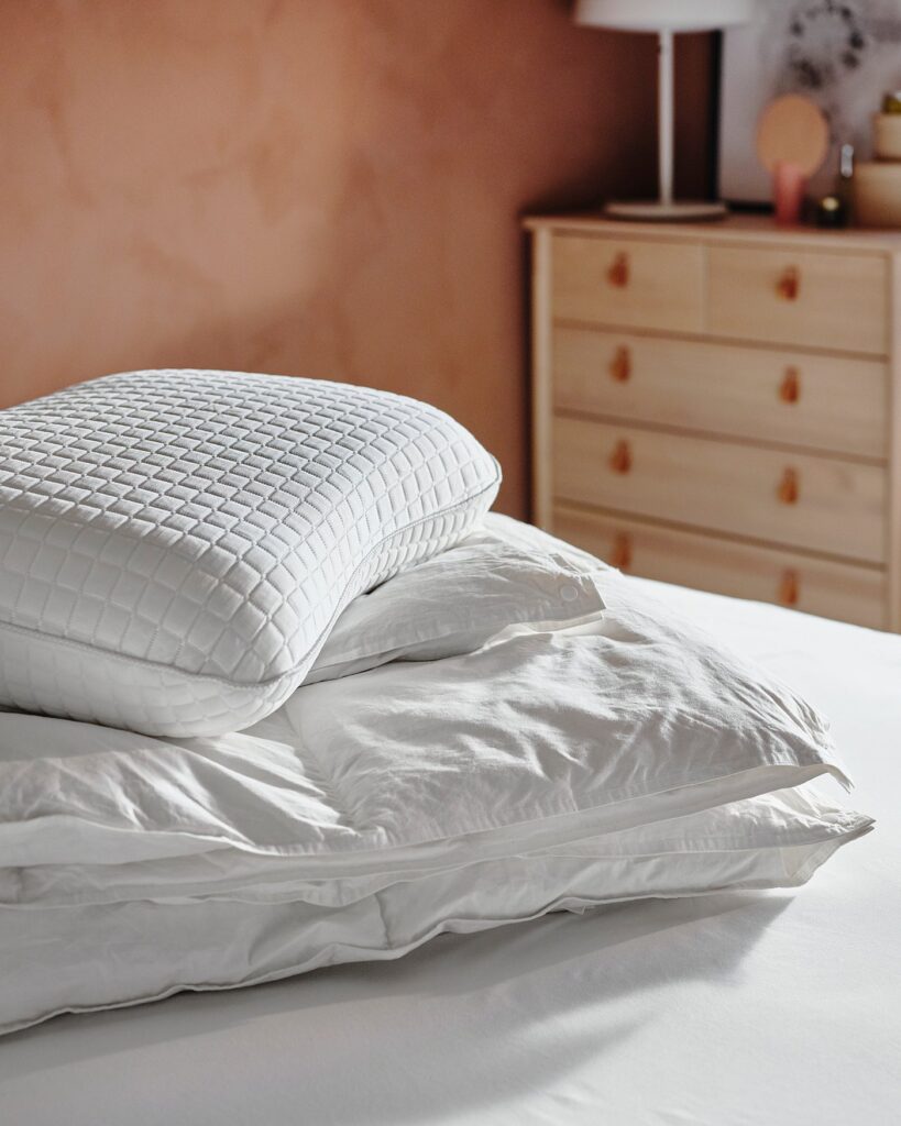 Chambre équipée de l'oreiller IKEA KLUBBSPORRE