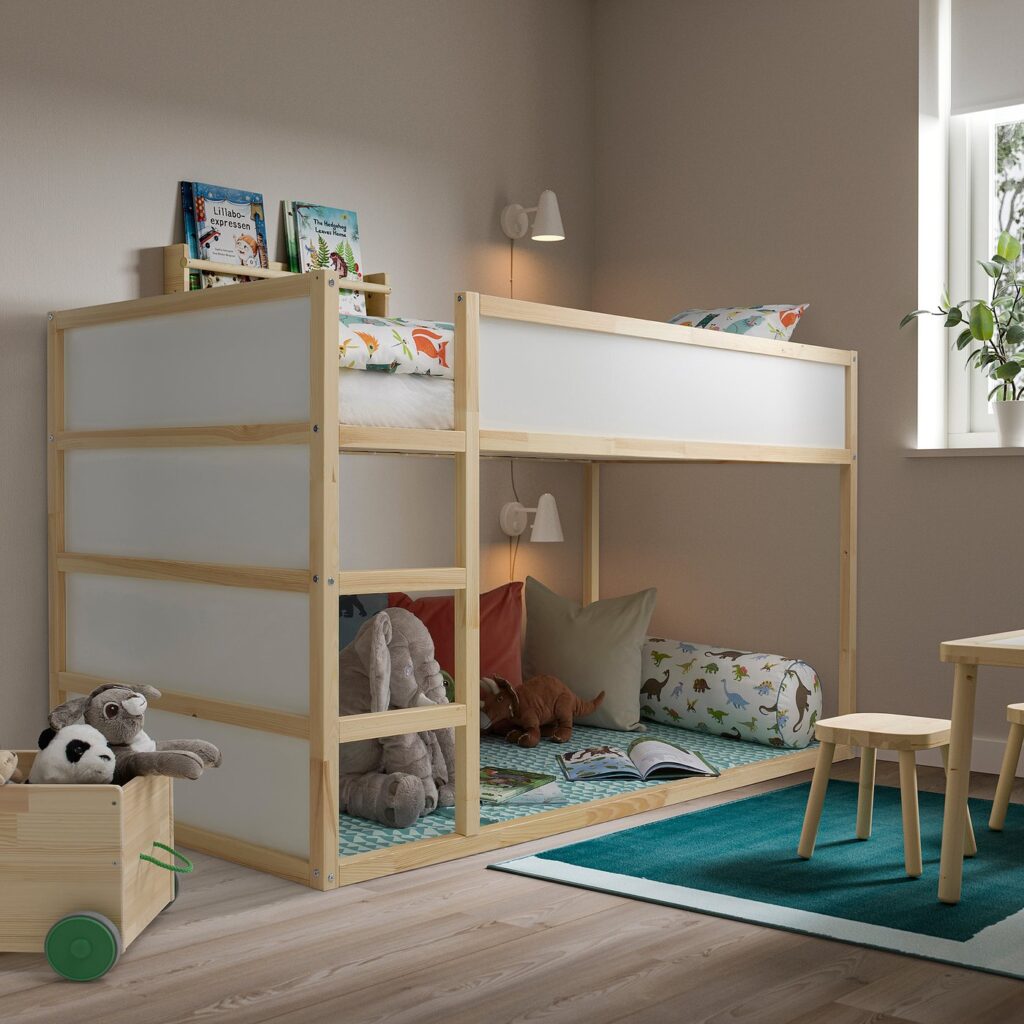 Lit enfant IKEA KURA, detail du sommier a lattes en pin