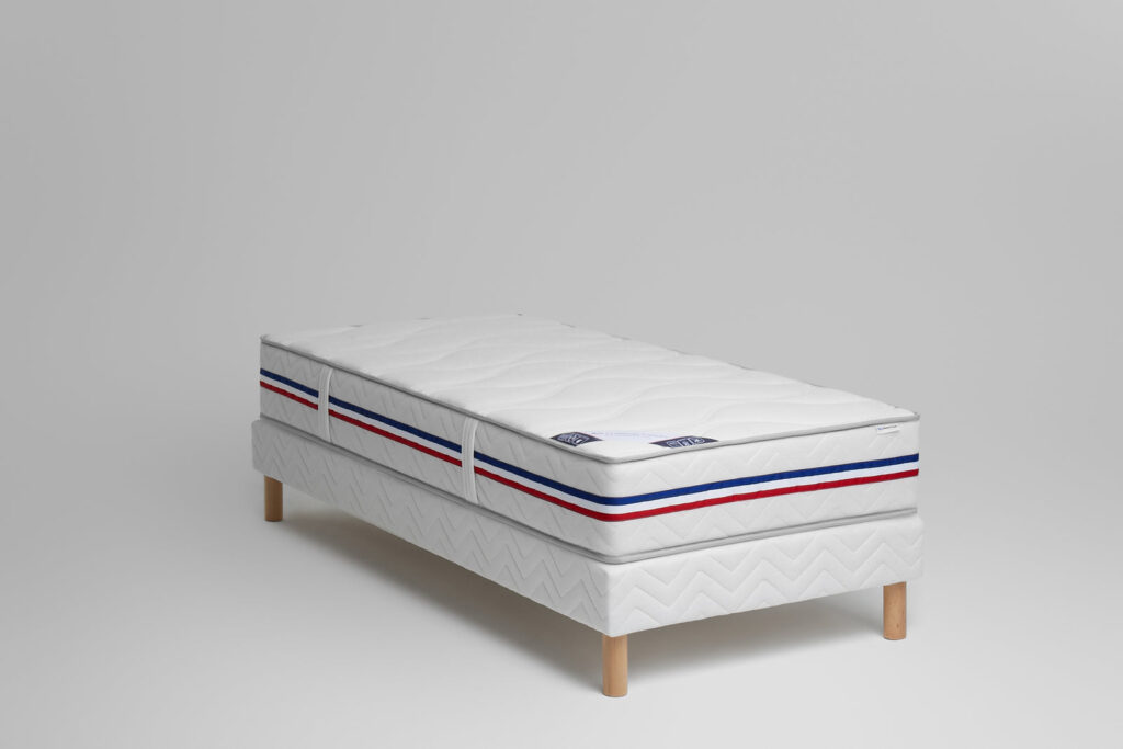Matelas Gaspard une place posé sur un sommier tapissier à pieds en bois