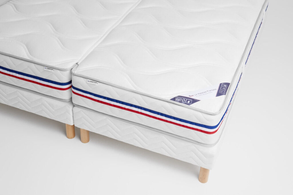Matelas Gaspard en version twin sur double sommier, angle avec étiquette de la marque