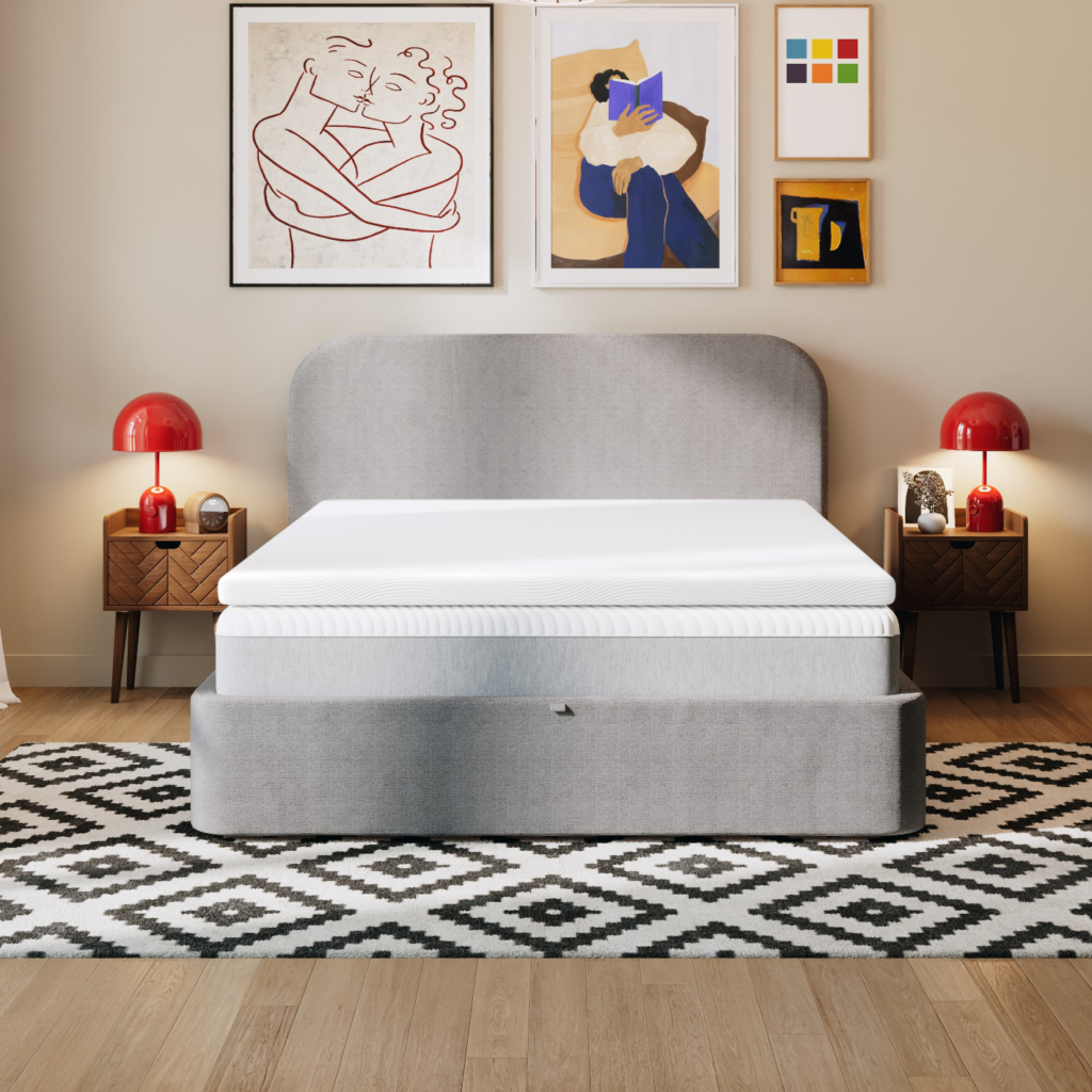 Surmatelas Hybride ferme Slome posé sur un lit dans une chambre