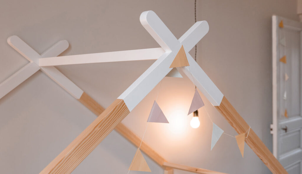 Détail du toit en pin du lit cabane Odyssée de Slome