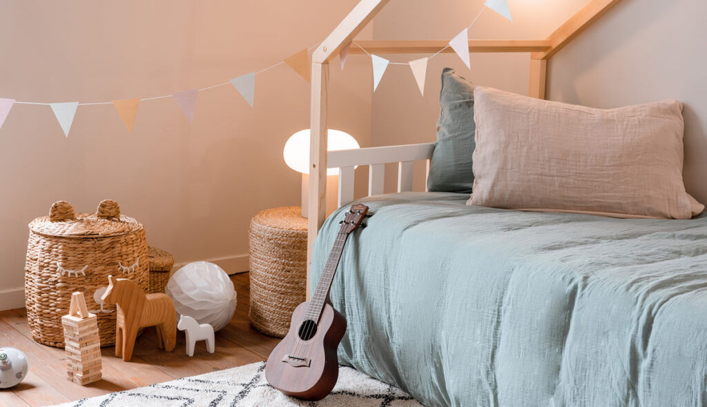 Lit cabane Odyssée de Slome dans une chambre d'enfant décorée