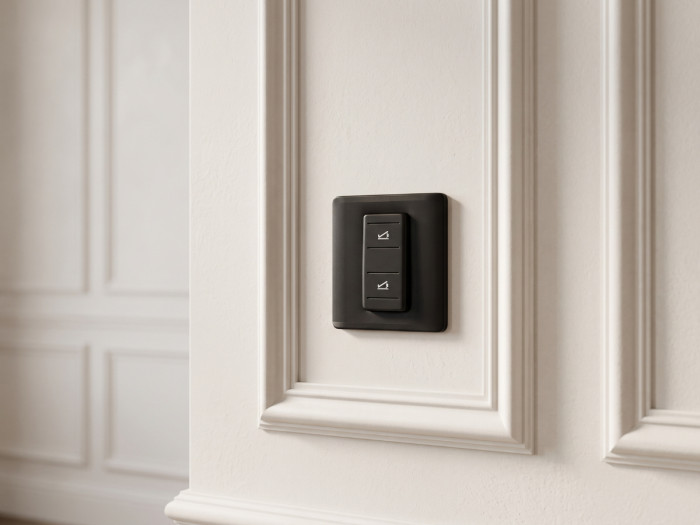 Lit coffre électrique BoBoChic Elixa, vue d'angle dans une chambre