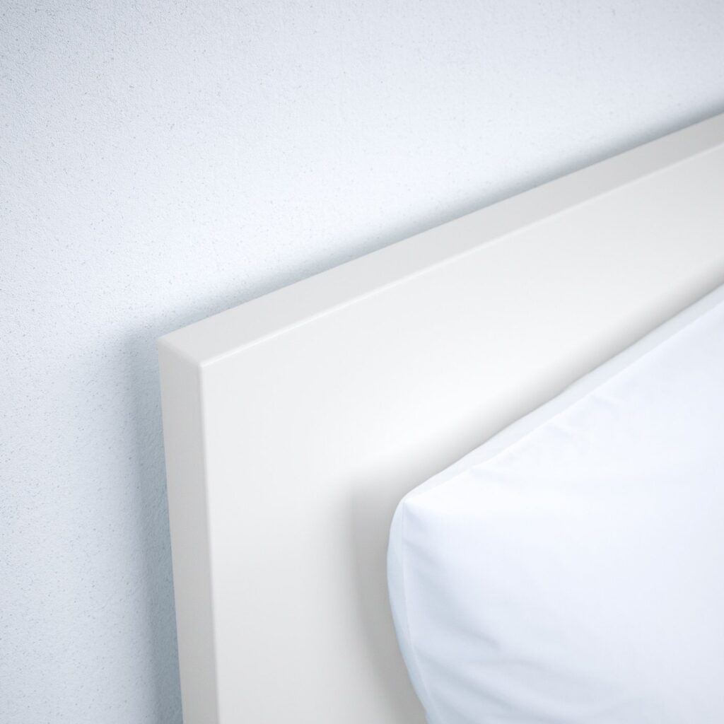 Cadre de lit IKEA MALM blanc installé dans une chambre