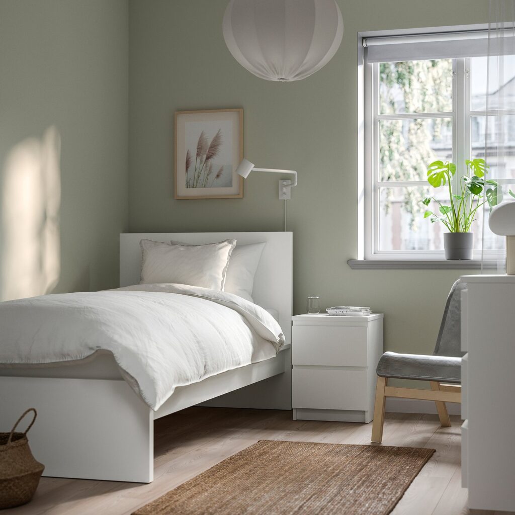 Tête de lit du cadre IKEA MALM blanc en détail