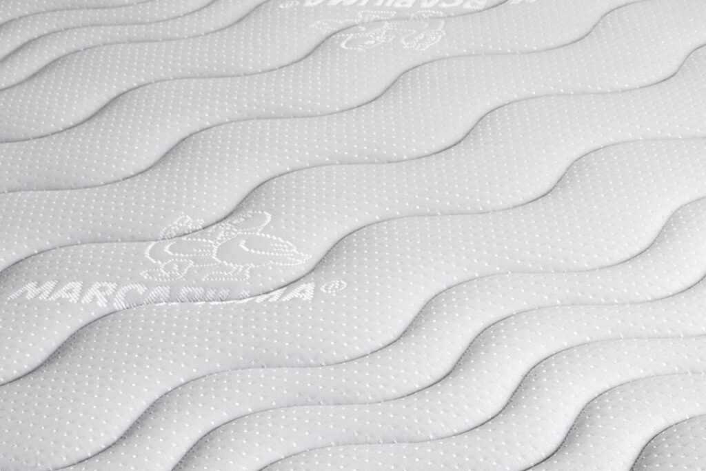 Gros plan du tissu matelassé du Marcapiuma Essential