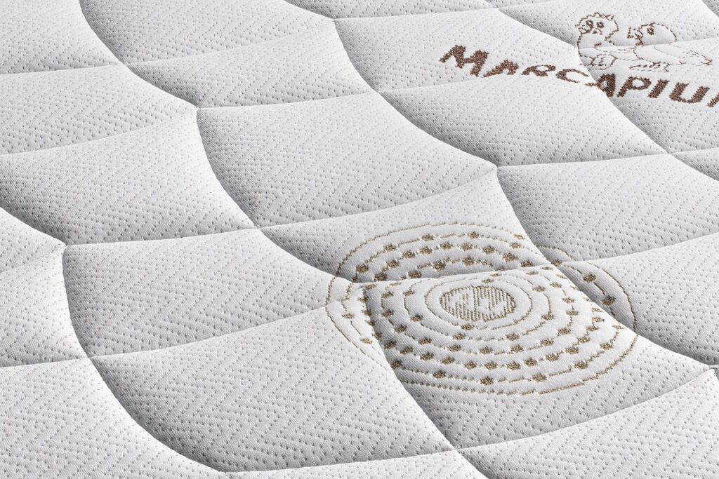Gros plan du tissu matelassé du Marcapiuma Memory on Top 1600