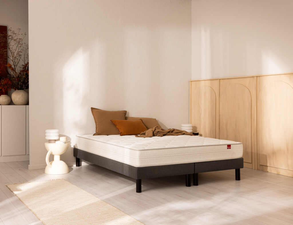 Matelas Épéda Céladon sur un lit dans une chambre