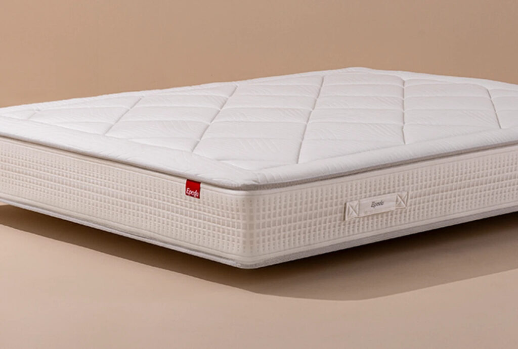 Matelas Épéda Gemme – vue de trois quarts sur fond beige