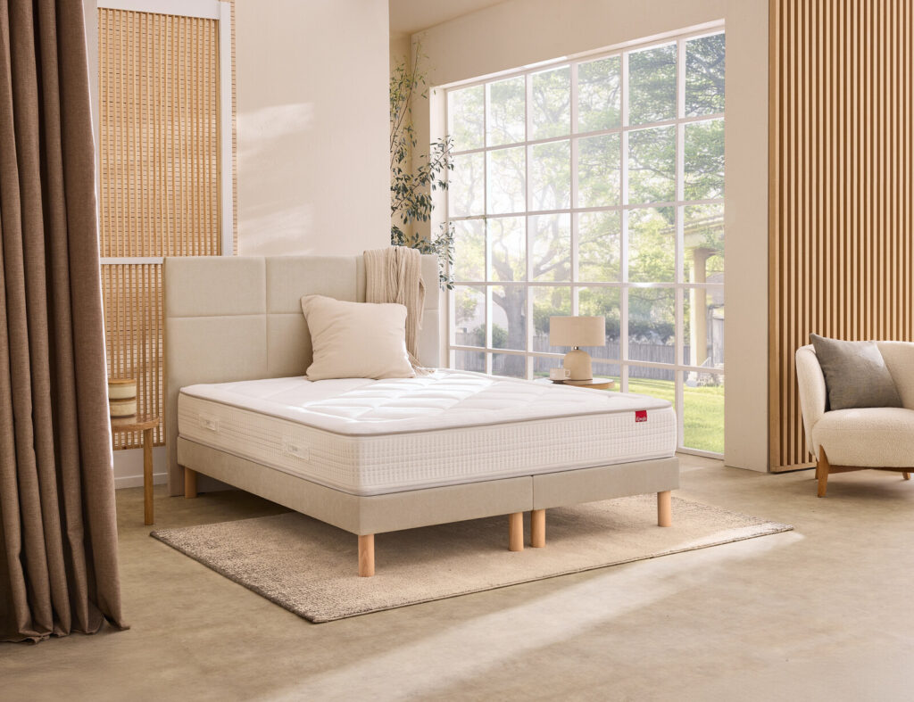Matelas Épéda Gemme sur un lit dans une chambre