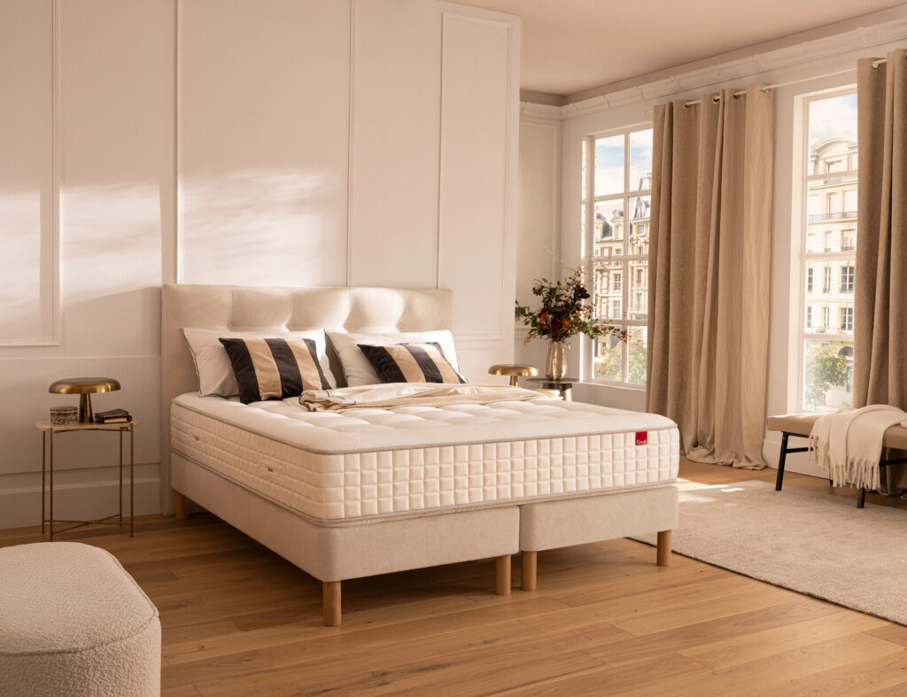 Matelas Épéda Iconique sur un lit dans une chambre