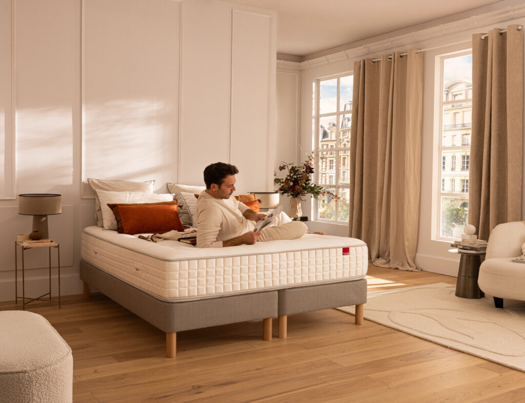 Matelas Épéda Iconique dans une chambre, avec un homme qui lit