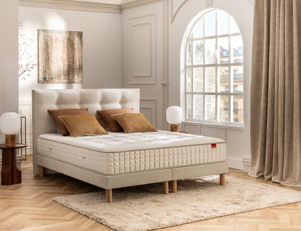 Matelas Épéda Joaillier sur un lit dans une chambre