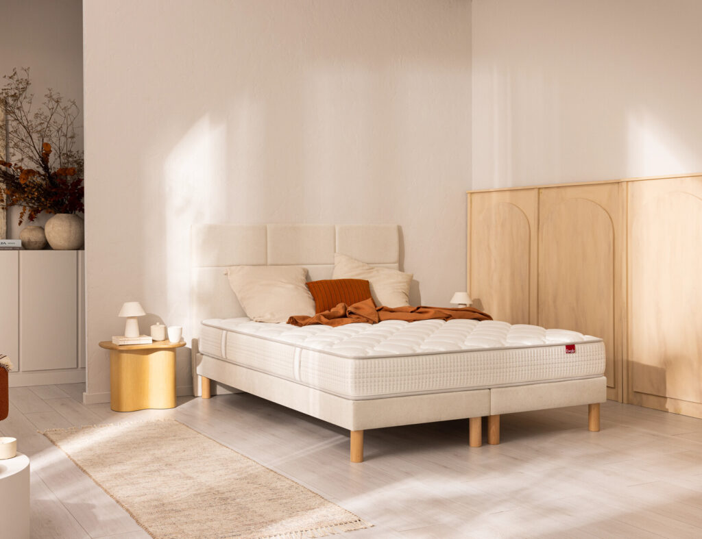 Matelas Épéda Nacrée sur un lit dans une chambre