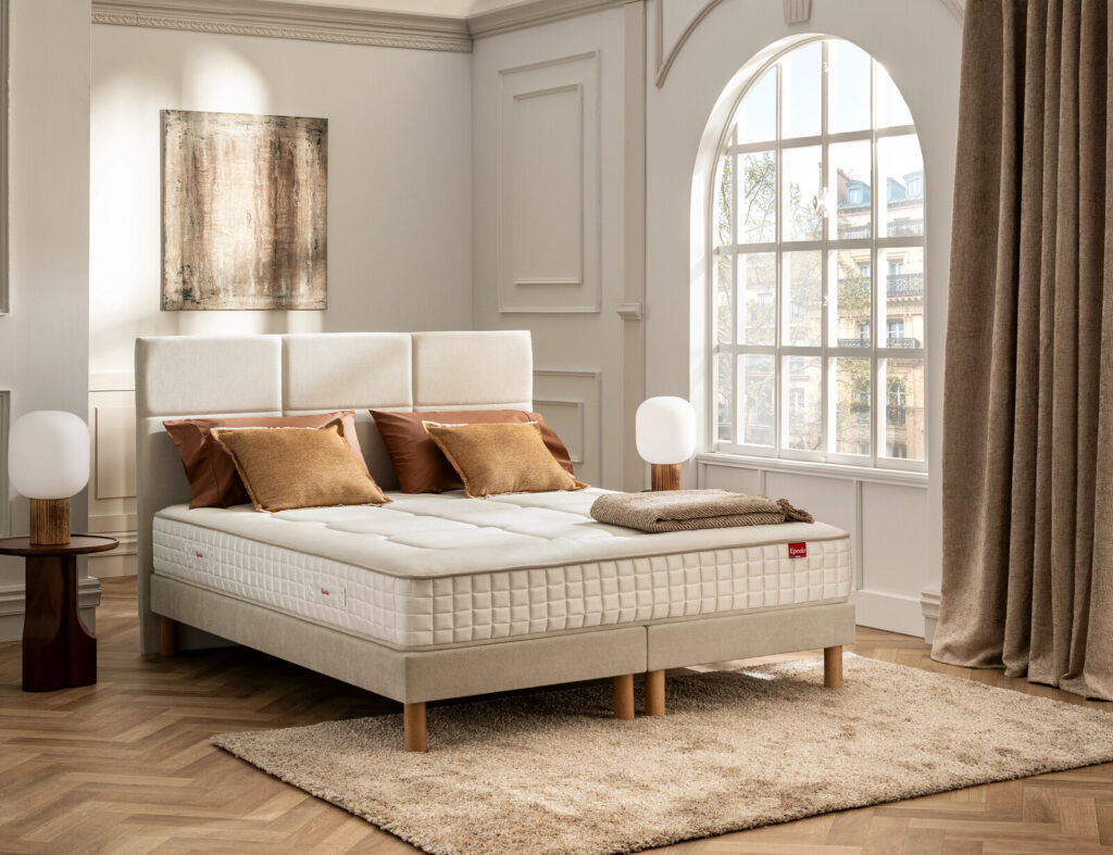 Matelas Épéda Orfèvre sur un lit dans une chambre