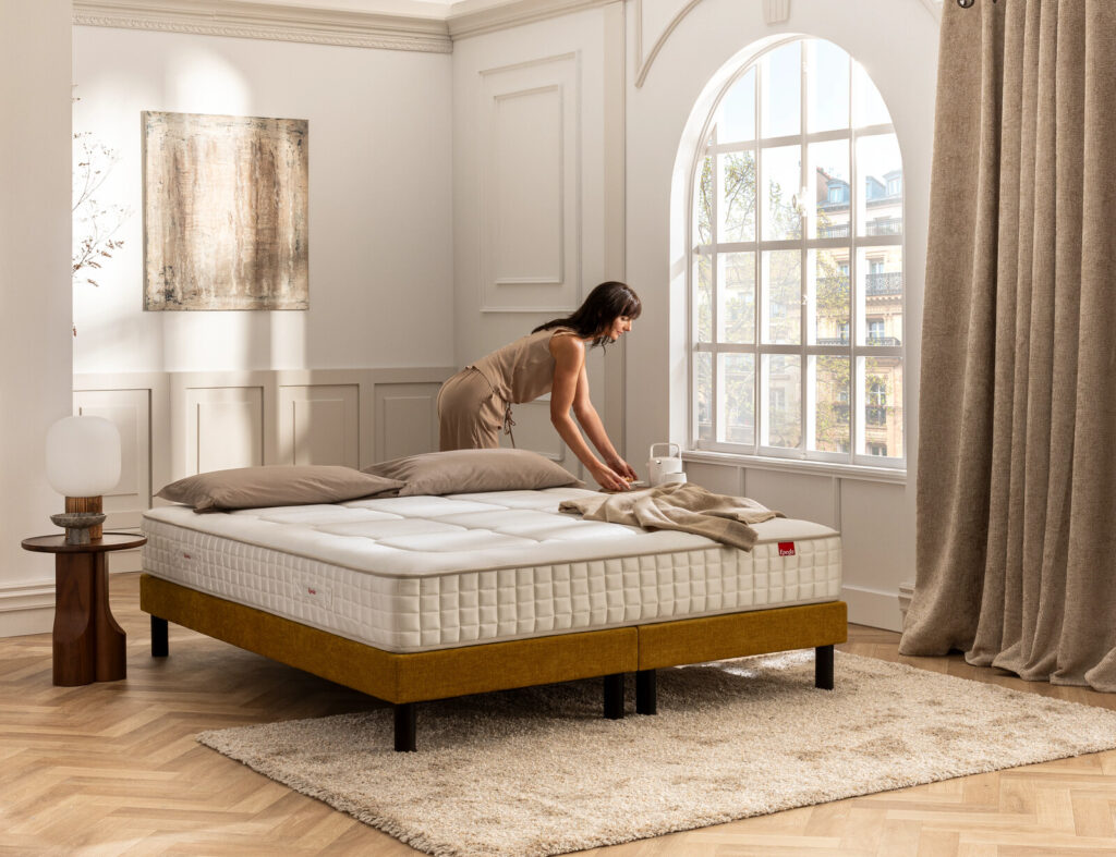 Matelas Épéda Orfèvre dans une chambre, avec une femme qui fait le lit